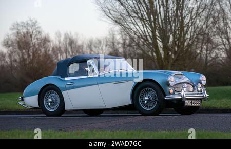 Stony Stratford, Regno Unito, 1 gennaio 2024. 1964 auto sportiva blu Austin Healey 3000 in arrivo a Stony Stratford per l'annuale Capodanno vintage e classico Foto Stock