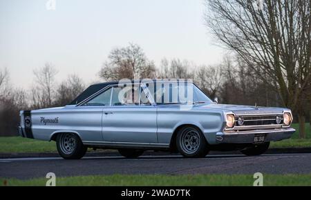 Stony Stratford, Regno Unito, 1 gennaio 2024. 1966 Plymouth Saterlite auto che arriva a Stony Stratford per l'annuale New Years Day, veicoli d'epoca e classici fes Foto Stock