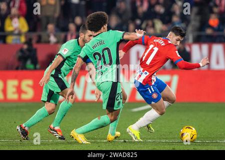 Girona, Spagna. 3 gennaio 2024. Jorge Resurrección Merodio, noto come Koke (L), Axel Witsel (C) dell'Atlético de Madrid, e Valery Fernández Estrada, noto come Valery (R) di Girona F.C visto in azione durante la partita LALIGA EA SPORT tra Girona F.C e Atlético de Madrid all'Estadi Montilivi. Punteggio finale; Girona 4:3 Atlético de Madrid. (Foto di Marti Segura Ramoneda/SOPA Images/Sipa USA) credito: SIPA USA/Alamy Live News Foto Stock