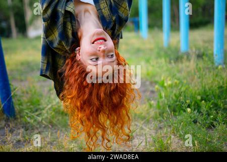 Ritratto rovesciato di una donna rossa che guarda dall'altra parte Foto Stock