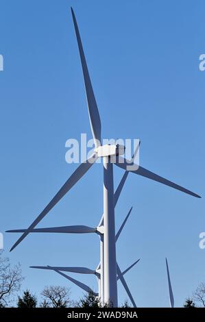 Shabbona, Illinois, USA. Le turbine eoliche con le loro pale in varie posizioni rendono interessante la composizione in una comunità dell'Illinois. Foto Stock