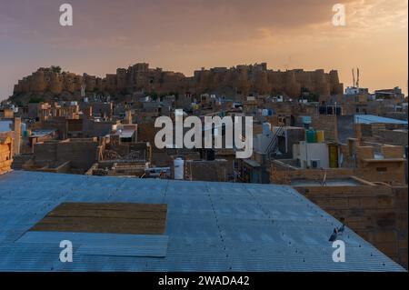 Jaisalmer, Rajasthan, India - 16 ottobre 2019: Vista della città di Jaisalmer e del famoso forte di Jaisalmer, dalla cima del tetto di Patwon ki Haveli, antica pennsylvania Foto Stock