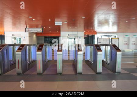 KUALA LUMPUR, MALESIA - CIRCA MAGGIO 2023: Cancelli a sbalzo visti alla stazione della metropolitana di Chan Sow Lin a Kuala Lumpur. Foto Stock