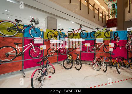 KUALA LUMPUR, MALESIA - 29 MAGGIO 2023: Articoli in mostra al Decathlon KL City Centre in Shoppes al Four Seasons Place. Foto Stock