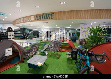 KUALA LUMPUR, MALESIA - 29 MAGGIO 2023: Articoli in mostra al Decathlon KL City Centre in Shoppes al Four Seasons Place. Foto Stock