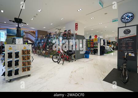 KUALA LUMPUR, MALESIA - 29 MAGGIO 2023: Articoli in mostra al Decathlon KL City Centre in Shoppes al Four Seasons Place. Foto Stock