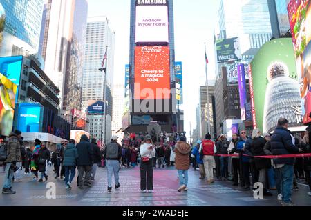 New York City, Stati Uniti. 3 gennaio 2024. I pedoni si mettono in fila e camminano su una piazza pubblica. Nella prima settimana del 2024, la gente del posto, i turisti e gli amanti dello shopping visitano negozi e attrazioni a Times Square, nel centro di Manhattan, New York. (Foto di Jimin Kim/SOPA Images/Sipa USA) credito: SIPA USA/Alamy Live News Foto Stock