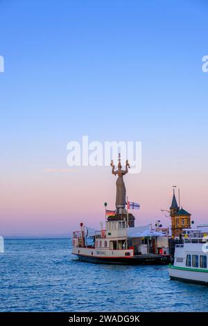 Imperia all'ingresso del porto, dell'artista Peter Lenk, Constance, sul lago di Costanza, Baden-Wuerttemberg, Germania Foto Stock