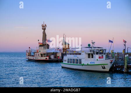 Imperia all'ingresso del porto, dell'artista Peter Lenk, Constance, sul lago di Costanza, Baden-Wuerttemberg, Germania Foto Stock