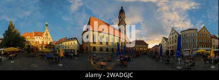 360 vista panoramica sulla vivace piazza del mercato al tramonto con la Basilica di San Martino, Amberg, alto Palatinato, Baviera, Germania Foto Stock