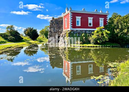 Isola di Stein con vulcano artificiale, Villa Hamilton, Dessau-Woerlitz Garden Kingdom, sito patrimonio dell'umanità dell'UNESCO, atmosfera estiva, vacanza Foto Stock