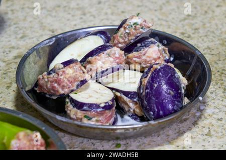 Primo piano di melanzane crude ripiene di carne cantonesi Foto Stock