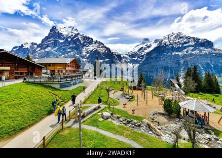 Splendido parco giochi di montagna tradizionale a Grindelwald circondato dalle cime innevate delle Alpi Foto Stock