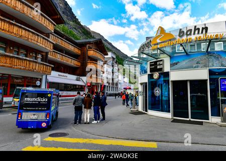Zermatt, Svizzera 22-5,2023: Vista frontale della bahn di Gornergrat o della stazione di Gornergrat è un percorso ferroviario che sale su una cresta delle Alpi svizzere, offrendo un'atmosfera mozzafiato Foto Stock