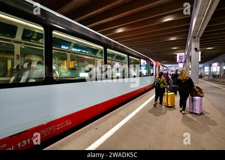 Zermatt, Svizzera 24 - 5,2023 turisti in partenza dalla stazione di Zermatt. Percorso Glacier Express da zermatt a st. moritz Foto Stock