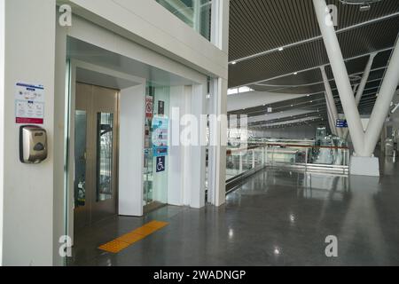 PHUKET, THAILANDIA - 9 MAGGIO 2023: Foto interna dell'aeroporto internazionale di Phuket. Foto Stock