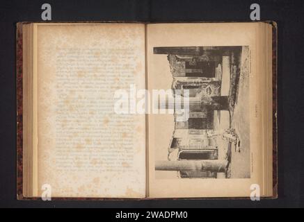 Ruines van Pompei, ad. Peyrot, c. 1889 - in o prima del 1894 carta di stampa fotomeccanica collotipo rovina di un edificio  architettura. Colonna, colonna  architettura Pompei Foto Stock