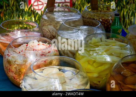 Vari sapori di cibo aspro venduto in una bancarella di cibo aspro a Nanning, Guangxi, Cina Foto Stock