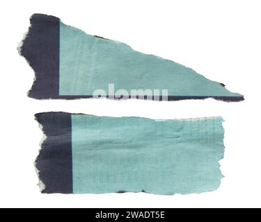 giornale strappato con grafica blu chiaro e scuro su sfondo bianco con tracciato di ritaglio Foto Stock