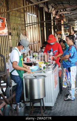 Venditori ambulanti lungo Maha Rat Rd A Bangkok, Thailandia. Foto Stock