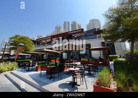 Ristoranti e caffetterie lungo la passeggiata sulla spiaggia presso la Marina Beach di Dubai, Emirati Arabi Uniti. Foto Stock