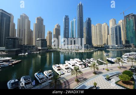 Skyline moderno lungo la passeggiata della Marina di Dubai a Dubai, Emirati Arabi Uniti. Foto Stock