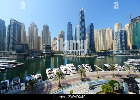 Skyline moderno lungo la passeggiata della Marina di Dubai a Dubai, Emirati Arabi Uniti. Foto Stock