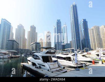 Skyline moderno lungo la passeggiata della Marina di Dubai a Dubai, Emirati Arabi Uniti. Foto Stock