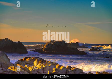 Pacific Grove, California, USA - 1 gennaio 2024 il sole scende sull'Oceano Pacifico vicino a Point Pinos, sul lato nord della penisola di Monterey Foto Stock