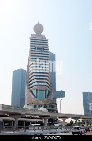 Edificio Etisalat Tower 2 sulla Sheikh Zayed Road a Dubai, Emirati Arabi Uniti. Foto Stock
