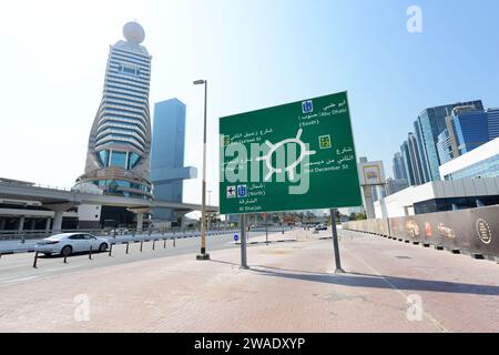Edificio Etisalat Tower 2 sulla Sheikh Zayed Road a Dubai, Emirati Arabi Uniti. Foto Stock