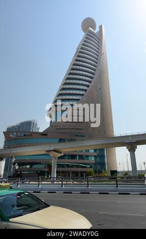 Edificio Etisalat Tower 2 sulla Sheikh Zayed Road a Dubai, Emirati Arabi Uniti. Foto Stock