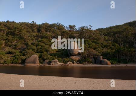 Fiume di marea che scorre attraverso Wilson Prom di notte Foto Stock