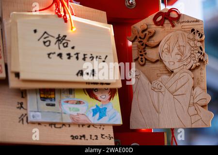 Piccole targhe di legno (Ema) per impiccare preghiere o desideri sono viste al santuario Kanda Myojin il 4 gennaio 2024, a Tokyo, in Giappone. Molte aziende inviano i lavoratori a visitare il santuario per pregare per la buona fortuna nel mondo del lavoro nel primo giorno lavorativo dell'anno. Secondo il calendario giapponese, il 4 gennaio è il giorno in cui i funzionari governativi tornano al loro lavoro nel nuovo anno. Crediti: Rodrigo Reyes Marin/AFLO/Alamy Live News Foto Stock