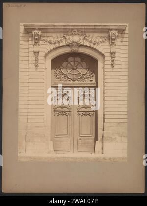 Vista di una porta decorata, Anonymous, 1850 - 1900 Fotografia di cartone. porta di stampa albume di supporto fotografico, ingresso. porta Foto Stock