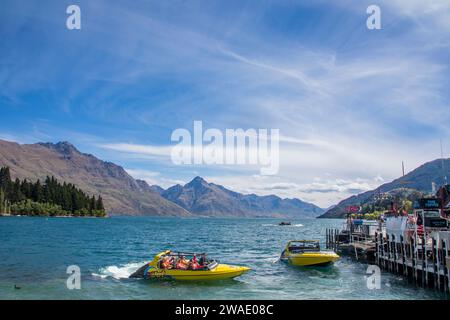 Queenstown, nuova Zelanda, 16 dicembre 2023: I turisti si godono un giro in barca KJet Jet sul Lago Wakatipu. Foto Stock