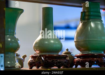 Primo piano di delicato vaso in porcellana verde smeraldo cinese di giada Foto Stock