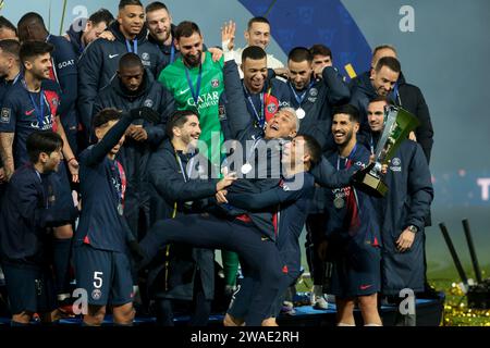 Parigi, Francia. 3 gennaio 2024. Il portiere del PSG Keylor Navas, Achraf Hakimi del PSG e i compagni di squadra celebrano la cerimonia del trofeo in seguito al Trophee des Champions 2023 (Champions Trophy), la partita di calcio tra Paris Saint-Germain (PSG) e Toulouse FC (TFC) il 3 gennaio 2023 allo stadio Parc des Princes di Parigi, Francia - foto Jean Catuffe/DPPI credito: DPPI Media/Alamy Live News Foto Stock