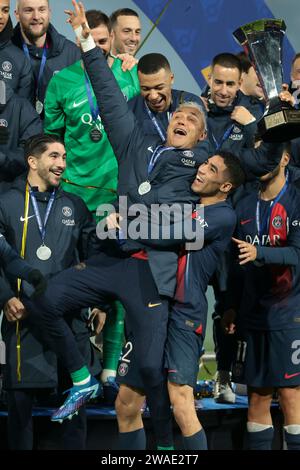 Parigi, Francia. 3 gennaio 2024. Il portiere del PSG Keylor Navas, Achraf Hakimi del PSG e i compagni di squadra celebrano la cerimonia del trofeo in seguito al Trophee des Champions 2023 (Champions Trophy), la partita di calcio tra Paris Saint-Germain (PSG) e Toulouse FC (TFC) il 3 gennaio 2023 allo stadio Parc des Princes di Parigi, Francia - foto Jean Catuffe/DPPI credito: DPPI Media/Alamy Live News Foto Stock