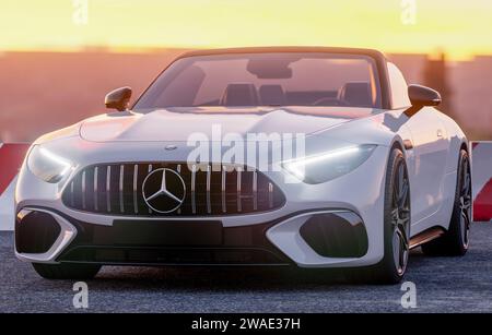 Mercedes-AMG SL: Stile sportivo, tetto in tessuto morbido, prestazioni elevate, comfort di lusso e massima praticità quotidiana. Foto Stock