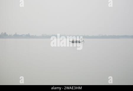 Foschia mattutina sul santissimo di fiumi in India. Delta del Gange in Sundarbans, West Bengal, India. Foto Stock