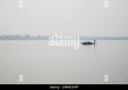 Foschia mattutina sul santissimo di fiumi in India. Delta del Gange in Sundarbans, West Bengal, India. Foto Stock