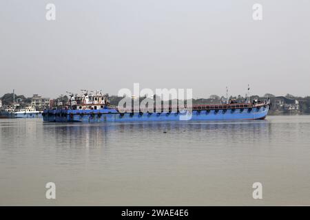 La nave sta navigando sul fiume Hoostly a Calcutta Foto Stock