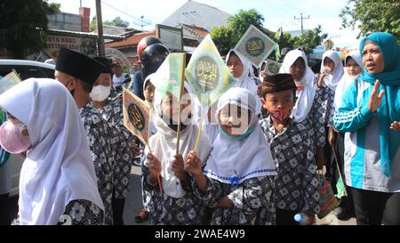 Attrazione della sfilata studentesca musulmana che commemora la giornata religiosa islamica a Pekalongan, Indonesia. Foto Stock