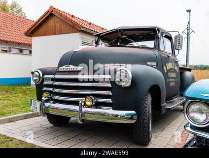 Mutenice, Repubblica Ceca - 7 maggio 2022 evento di beneficenza auto americane tra cantine vinicole, ritiro Chevrolet, oldcar splendidamente riparato Foto Stock