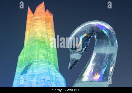 (240104) -- HARBIN, 4 gennaio 2024 (Xinhua) -- una scultura di ghiaccio è raffigurata al Harbin Ice-Snow World di Harbin, nella provincia di Heilongjiang nel nord-est della Cina, 2 gennaio 2024. La provincia di Heilongjiang ha abbondanti risorse di ghiaccio e neve, rendendola una destinazione popolare per il turismo invernale in Cina e attirando numerosi turisti dalla patria e dall'estero durante le vacanze di Capodanno. "Città di ghiaccio" Harbin, la capitale della provincia di Heilongjiang, ha accolto quasi 3,05 milioni di visitatori, rastrellando 5,91 miliardi di yuan (circa 832,39 milioni di dollari) di entrate turistiche, durante le vacanze, che hanno concluso Monda Foto Stock