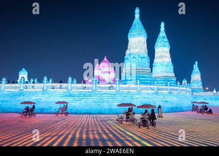 (240104) -- HARBIN, 4 gennaio 2024 (Xinhua) -- i turisti si divertono all'Harbin Ice-Snow World di Harbin, nella provincia di Heilongjiang nel nord-est della Cina, 2 gennaio 2024. La provincia di Heilongjiang ha abbondanti risorse di ghiaccio e neve, rendendola una destinazione popolare per il turismo invernale in Cina e attirando numerosi turisti dalla patria e dall'estero durante le vacanze di Capodanno. "Città di ghiaccio" Harbin, la capitale della provincia di Heilongjiang, ha accolto quasi 3,05 milioni di visitatori, rastrellando 5,91 miliardi di yuan (circa 832,39 milioni di dollari) di entrate turistiche, durante le festività, che si sono concluse lunedì. Per attirare mo Foto Stock