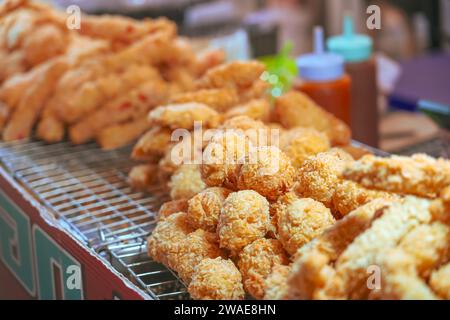 Spuntini di carne, ali fritte, cosce di pollo su uno stand di Street food Foto Stock
