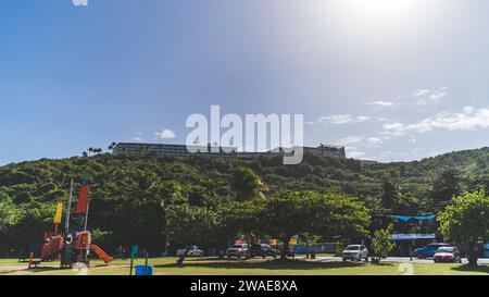 Un parco ricreativo a Los Croabas Fajardo con El Conquistador Hotel sullo sfondo sulla collina, Puerto Rico. giorno, Foto Stock