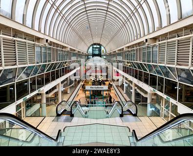 Vista interna delle gallerie del centro commerciale Eastgate a Basildon, Essex. Foto Stock